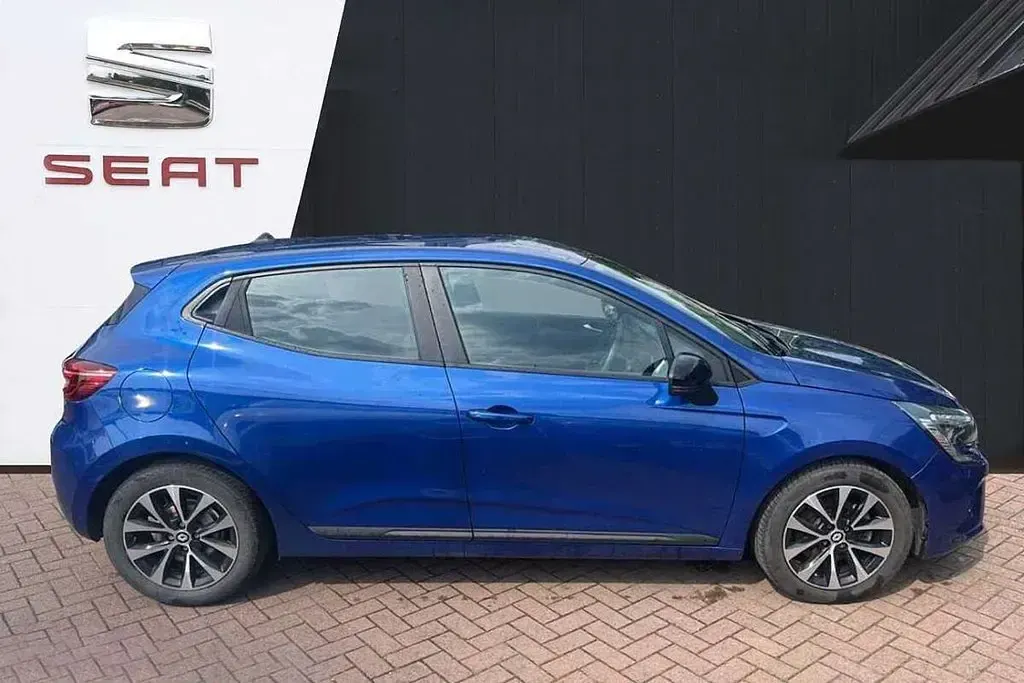 Used Renault Clio V Evolution 143 HP (105 kW) 2023 Blue Hatchback