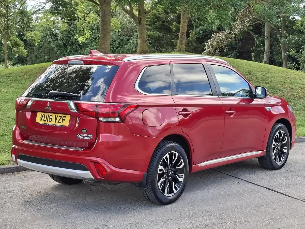 Used Mitsubishi Outlander P-HEV 2016 Red Estate