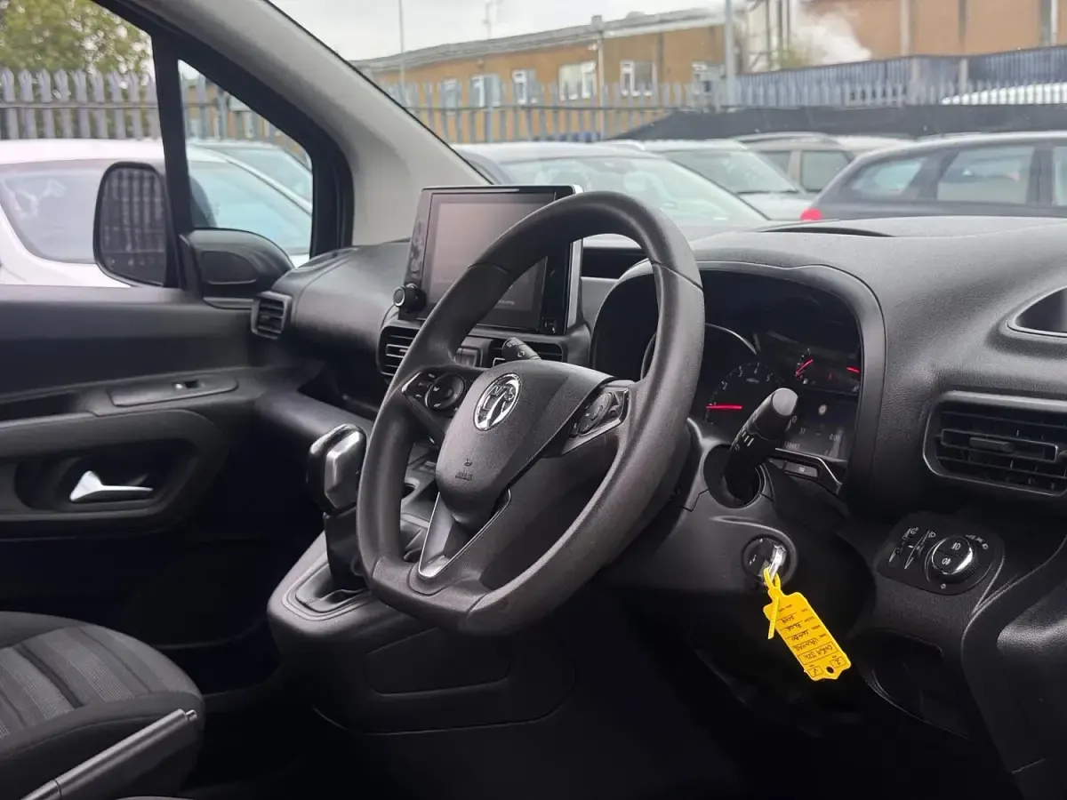 Used Vauxhall Combo S 100 HP (73 kW) 2019 Blue MPV