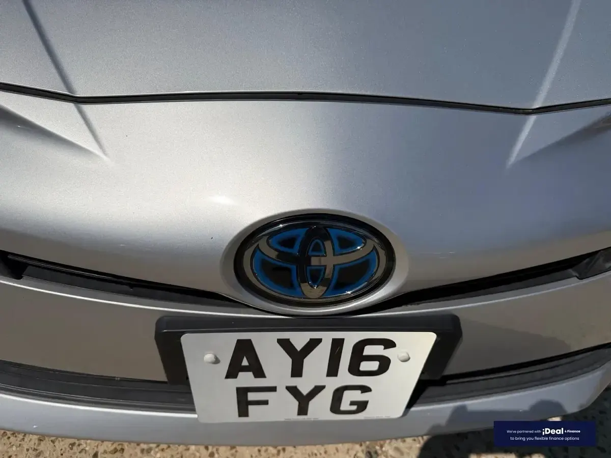 Used Toyota Prius 140 HP (102 kW) 2025 Silver Hatchback
