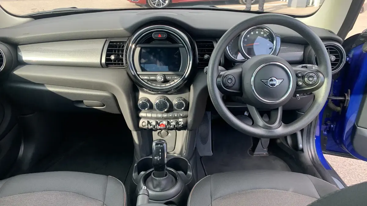 Used Mini Cooper Classic 134 HP (98 kW) 2019 Blue Hatchback