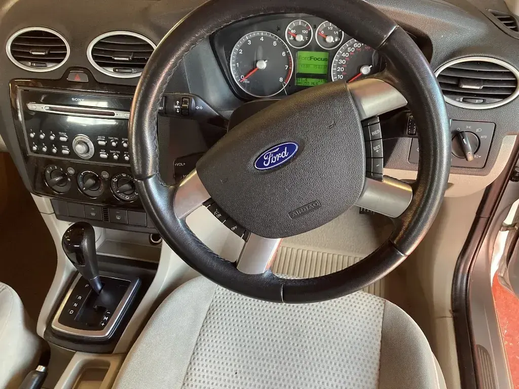 Used Ford Focus Ghia 2007 Silver Hatchback