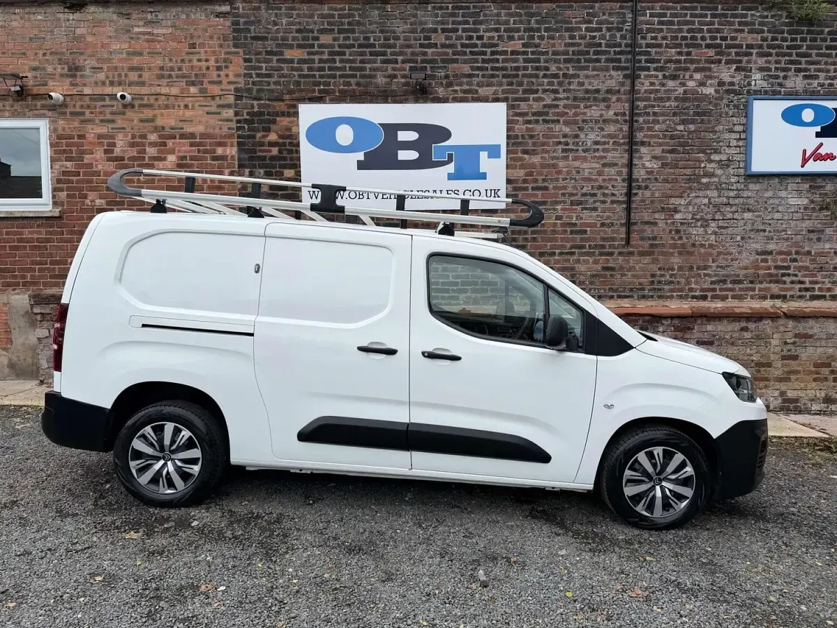 Used Citroën Berlingo Start 100 HP (73 kW) 2019 White MPV