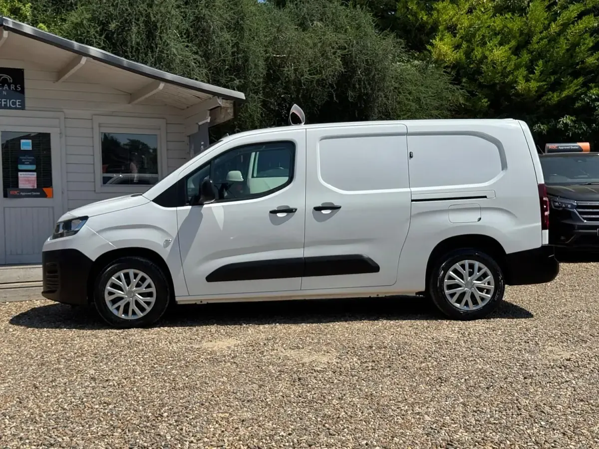 Used Citroën Berlingo 130 HP (95 kW) 2019 White MPV