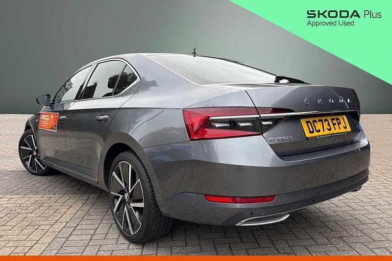 Usado Skoda Superb LAURIN & KLEMENT 140 CV (102 kW) 2024 Gris Utilitario
