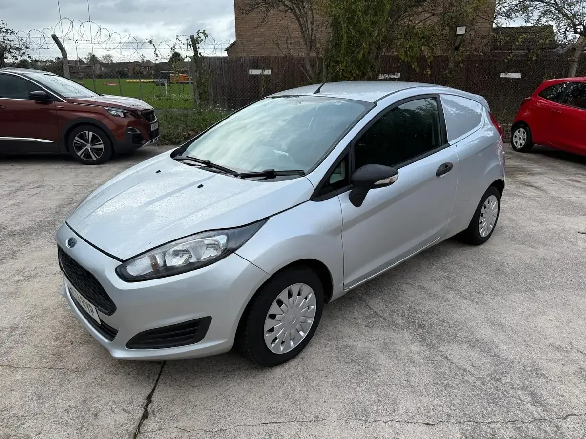 Used Ford Fiesta 95 HP (69 kW) 2013 Moondust silver Hatchback