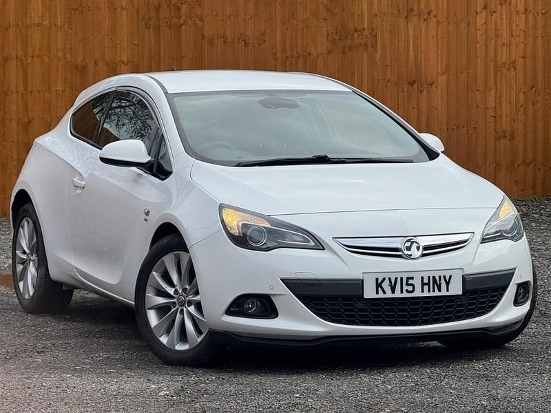 Used Vauxhall Astra GTC SRi 165 HP (121 kW) 2015 White Hatchback