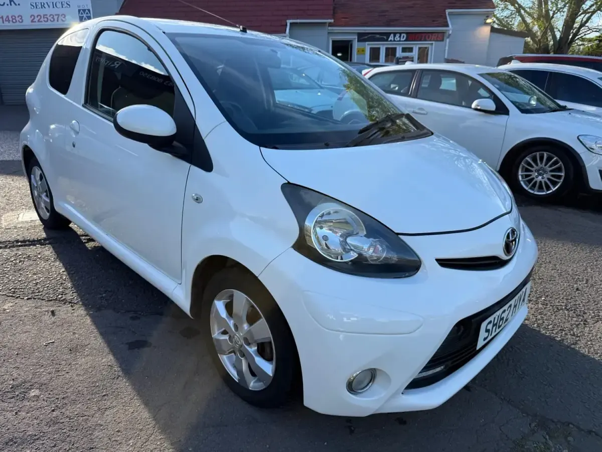 Begagnad Toyota Aygo 68 HK (50 kW) 2012 Vit Halvkombi
