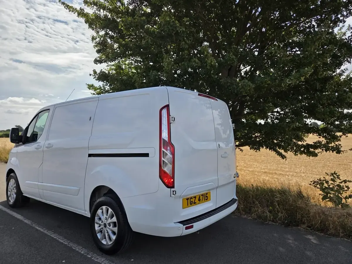 Used Ford Transit Custom Limited 130 HP (95 kW) 2021 White Van