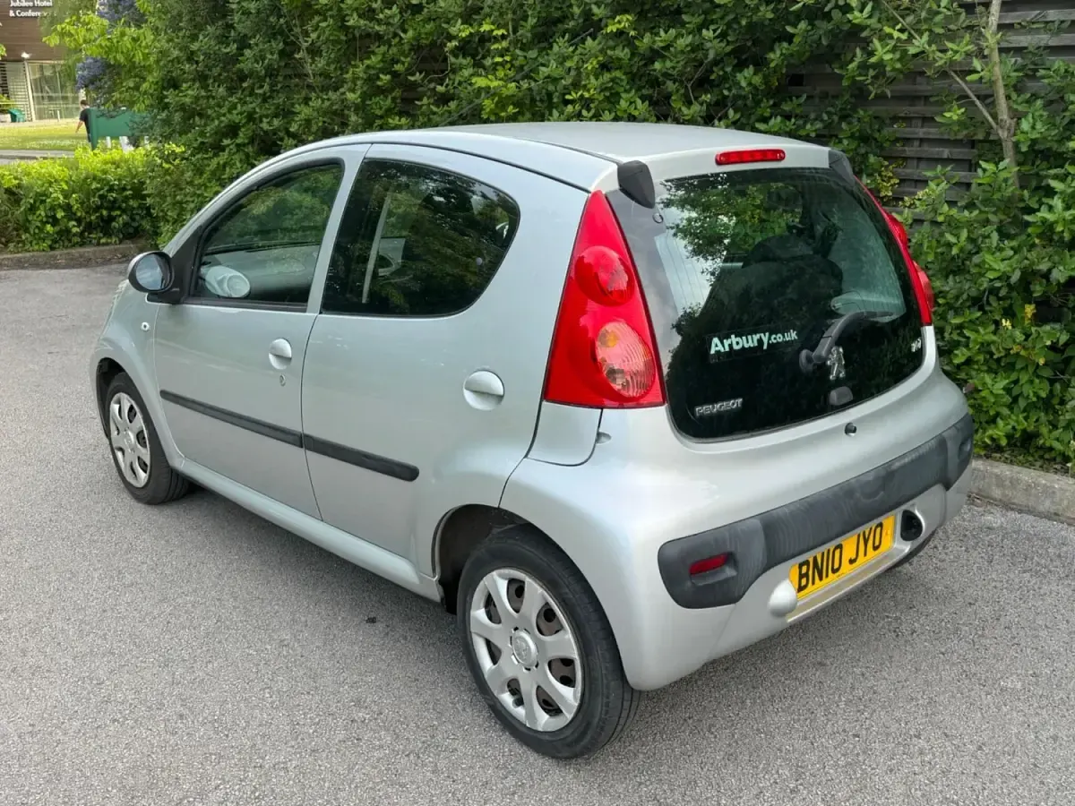 Begagnad Peugeot 107 68 HK (50 kW) 2010 Silver Halvkombi