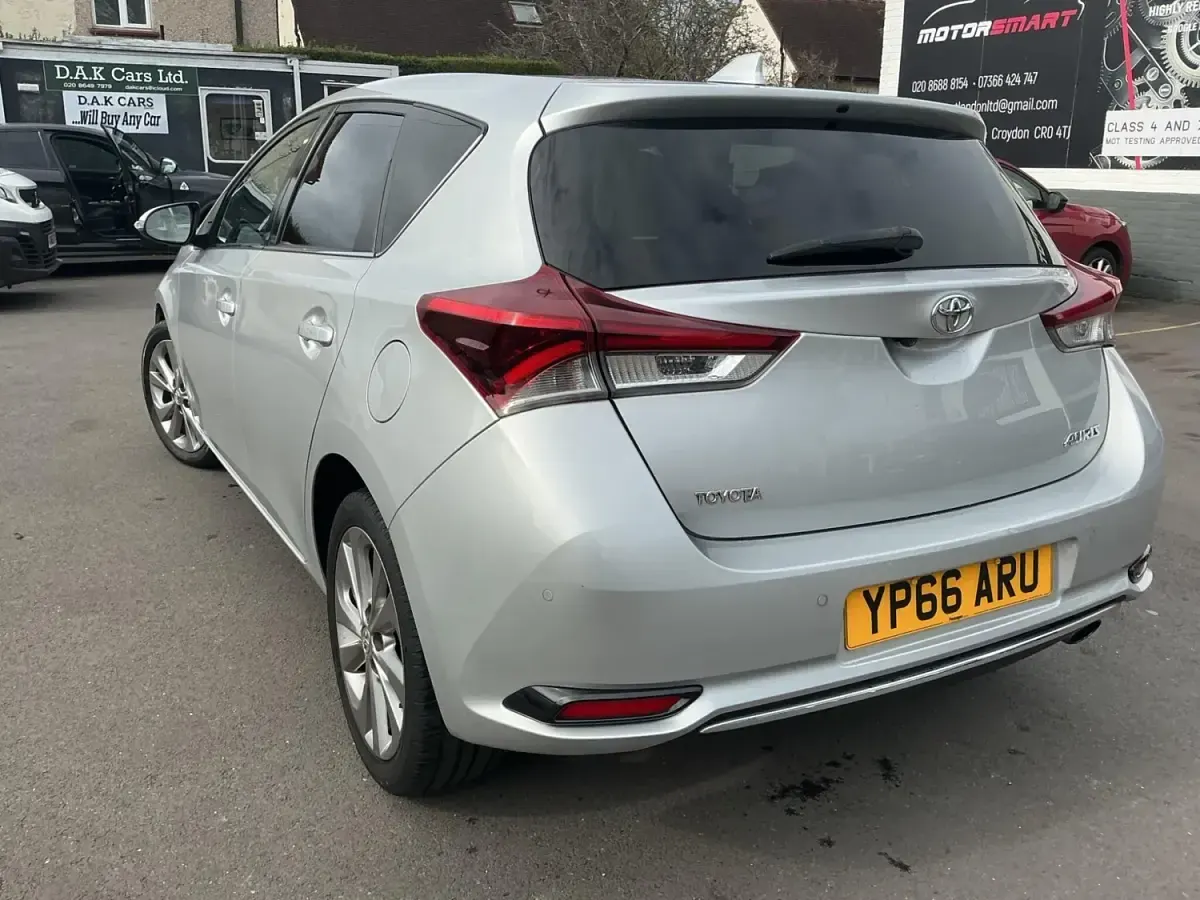 Usado Toyota Auris 116 HP (85 kW) 2016 Prateado Citadino