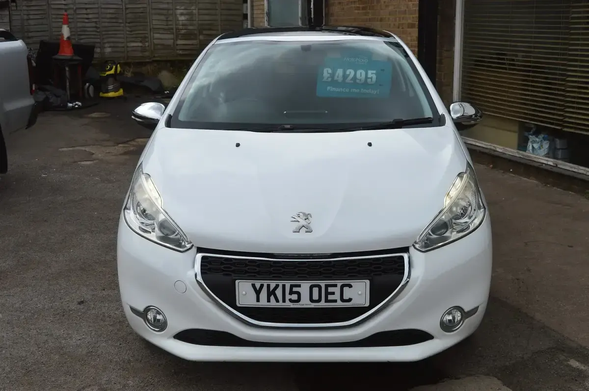 Used Peugeot 208 Style 82 HP (60 kW) 2015 White Hatchback