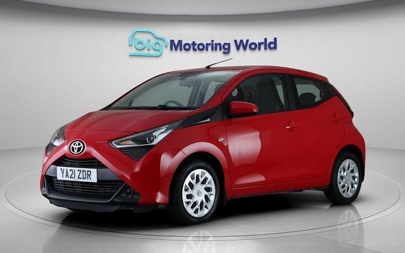 Used Toyota Aygo X-play 72 HP (52 kW) 2021 Red Hatchback