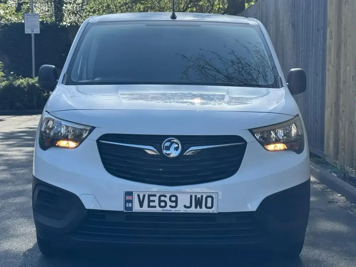 Second-hand Vauxhall Combo Edition 100 CP (73 kW) 2019 Alb Monovolum