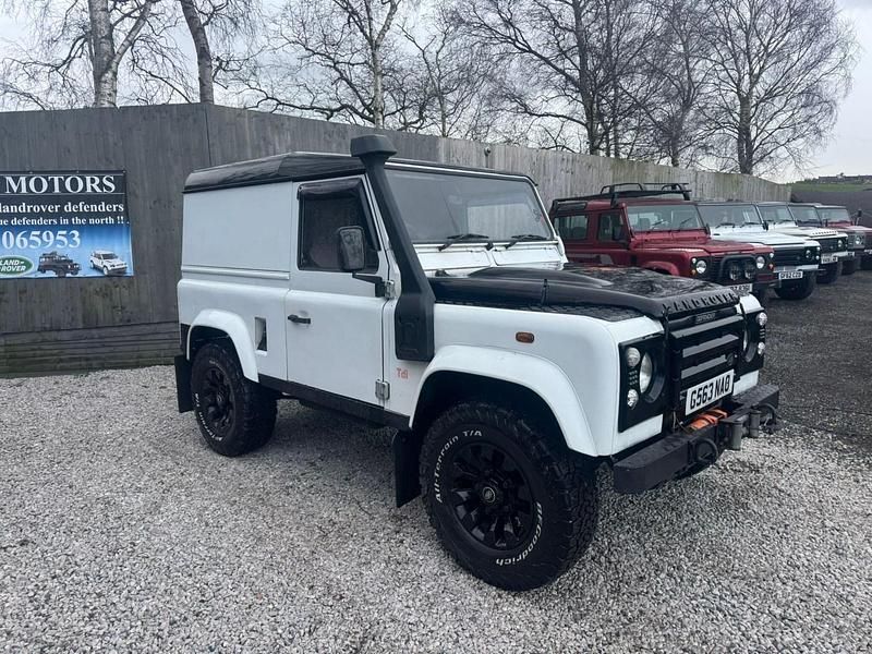 Used Land Rover Defender 111 HP (81 kW) 1989 White SUV