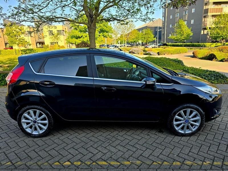 Begagnad Ford Fiesta Titanium 2016 Svart Halvkombi