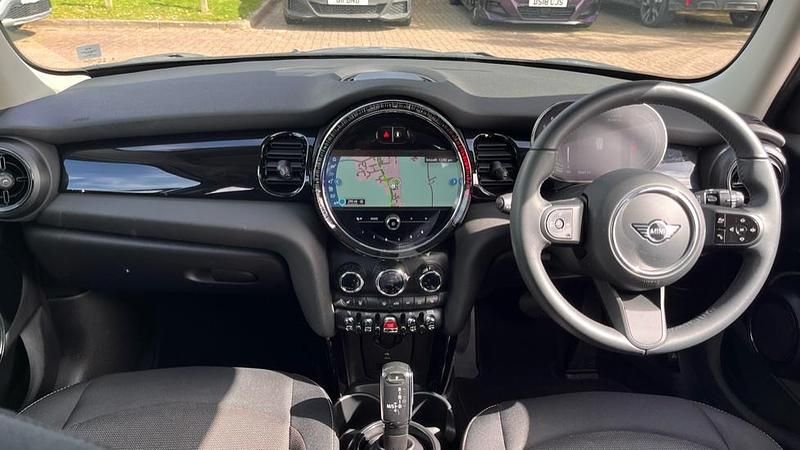 Usado Mini Cooper Classic 134 CV (98 kW) 2023 Plateado Utilitario