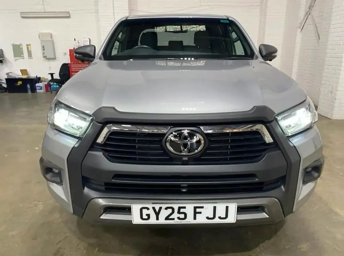 Used Toyota HiLux 205 HP (150 kW) 2025 Silver Pickup