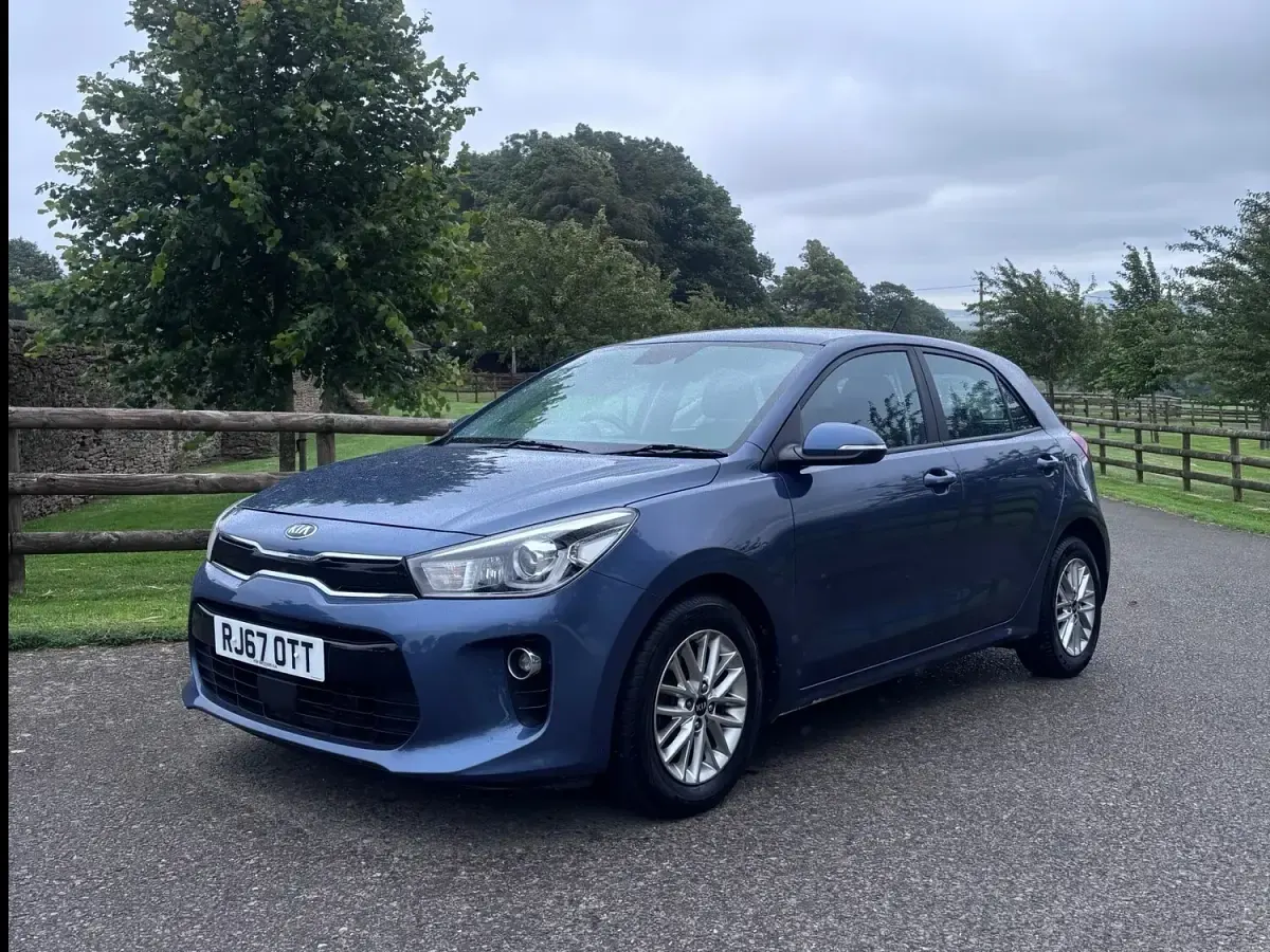 Used Kia Rio 99 HP (72 kW) 2017 Blue Hatchback