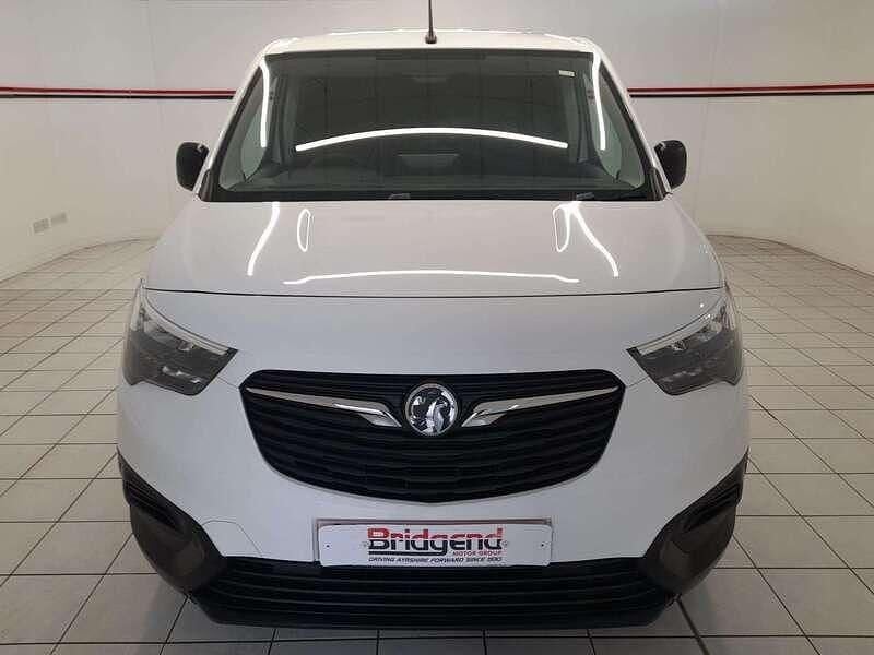 Begagnad Vauxhall Combo 100 kW (136 HK) 2022 Vit Minibuss