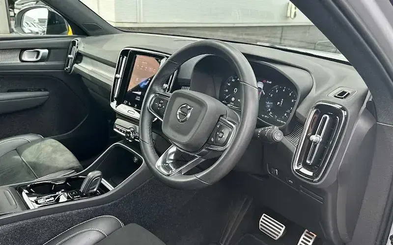 Used Volvo XC40 R-Design 163 HP (119 kW) 2021 SUV