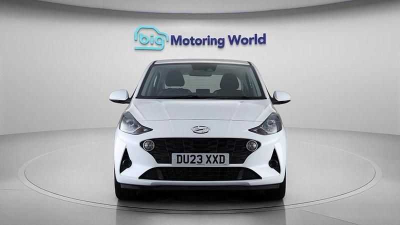 Used Hyundai i10 SE 67 HP (49 kW) 2023 White Hatchback