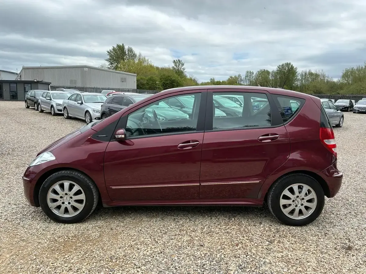 Begagnad Mercedes A180 Elegance 2006 Röd Halvkombi