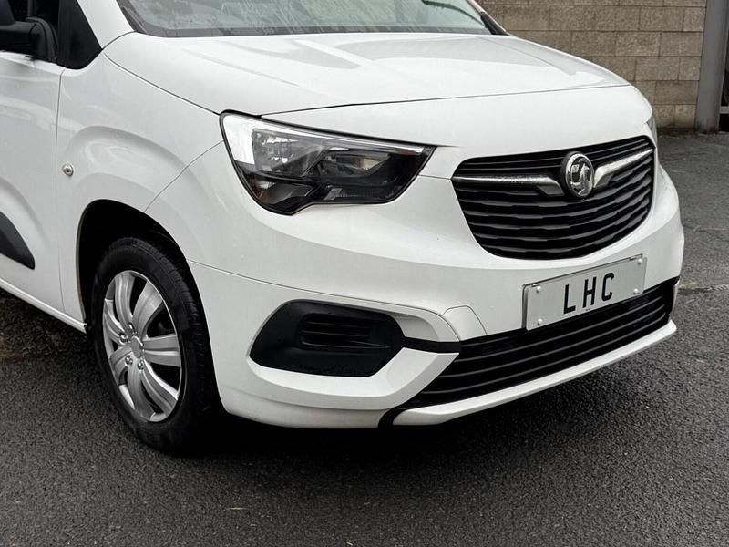 Second-hand Vauxhall Combo Sportive 100 CP (73 kW) 2019 Alb Van