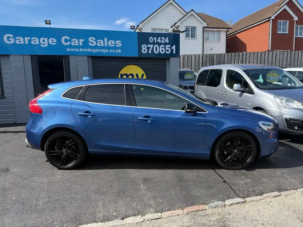 Used Volvo V40 R-Design Pro 120 HP (88 kW) 2018 Blue Hatchback
