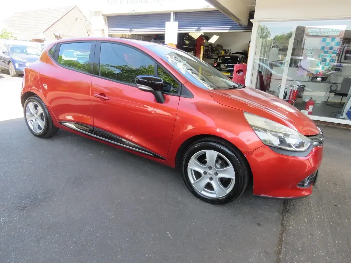 Used Renault Clio Dynamique 75 HP (55 kW) 2013 Red Hatchback