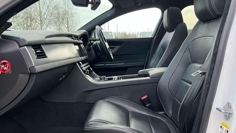 Used Jaguar XF R-Sport 250 HP (183 kW) 2019 Solid  fuji white Estate