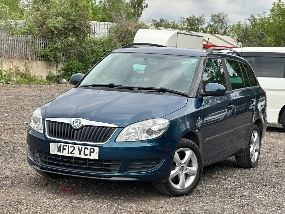 Begagnad Skoda Fabia SE 105 HK (77 kW) 2012 Blå Kombi