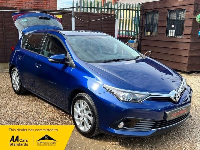 Used Toyota Auris 116 HP (85 kW) 2015 Blue Hatchback