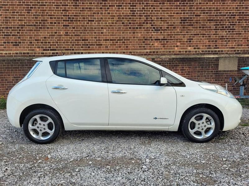 Used Nissan Leaf Acenta 80 kW (109 HP) 2016 White Hatchback