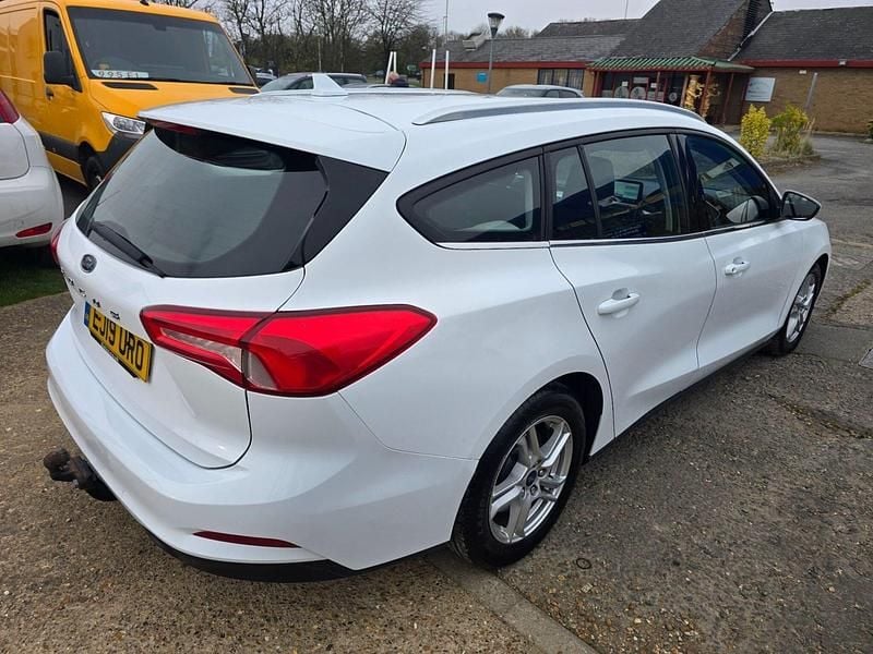 Used Ford Focus Zetec 120 HP (88 kW) 2019 White Estate