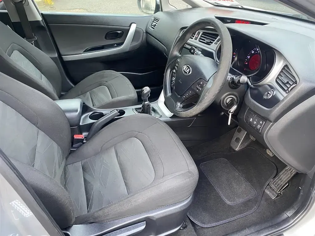 Used Kia Ceed 2013 Silver Hatchback