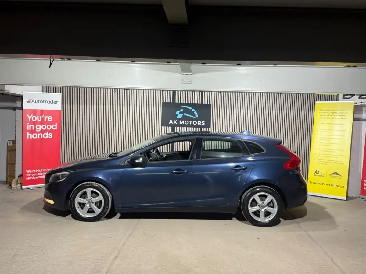 Usado Volvo V40 115 CV (84 kW) 2013 Azul Utilitario