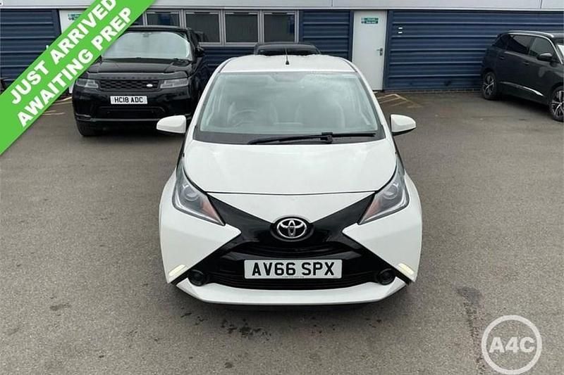 Begagnad Toyota Aygo X-play 68 HK (50 kW) 2016 Vit Halvkombi