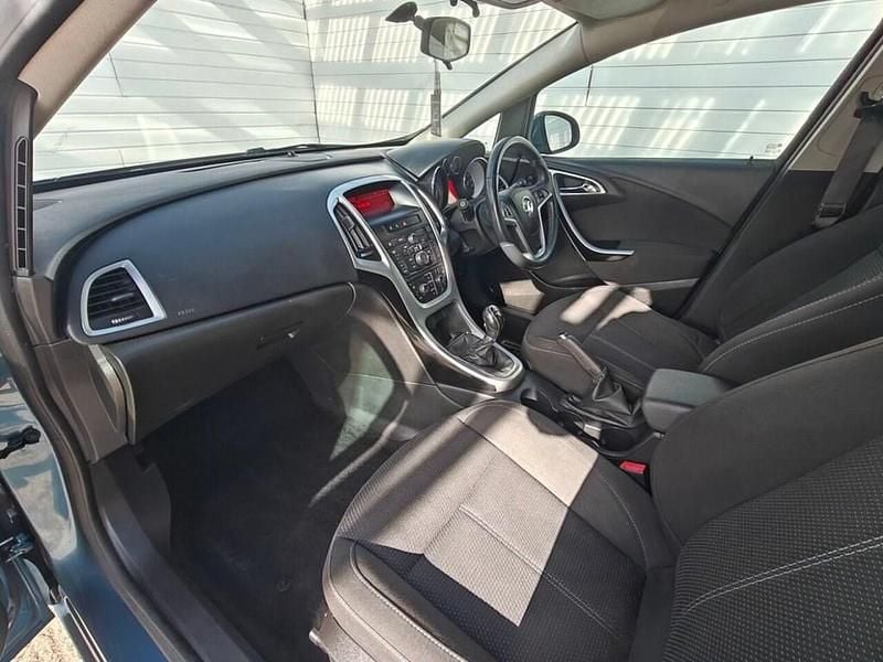 Used Vauxhall Astra SRi 165 HP (121 kW) 2014 Blue Estate