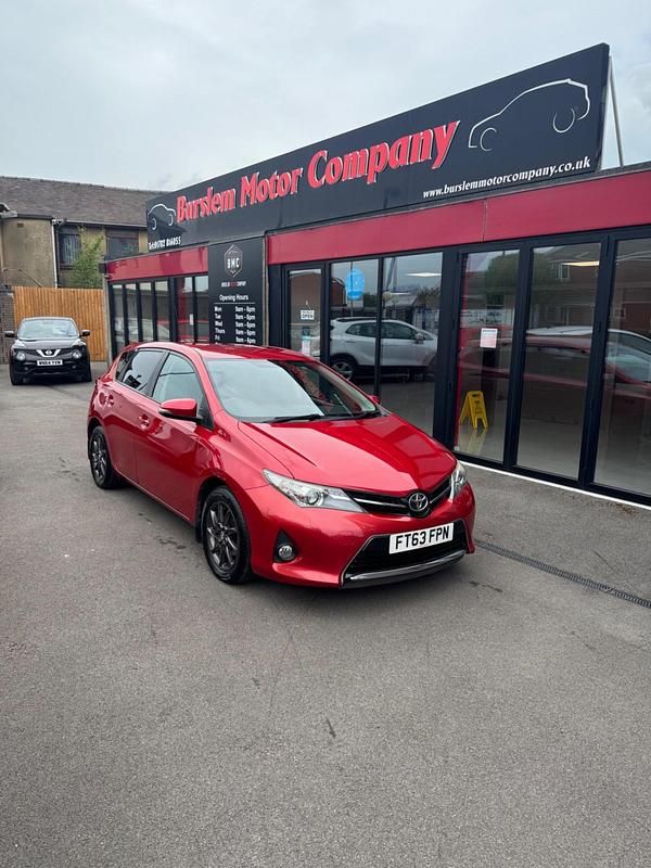 Red Used 2013 Toyota Auris Sport Hatchback | £5,295 (Fair price) - Image 1/4