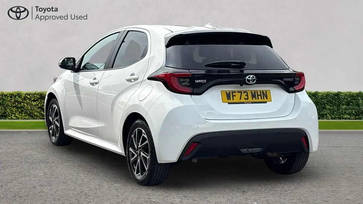 Used Toyota Yaris Hybrid Design 116 HP (85 kW) 2023 Pure white Hatchback