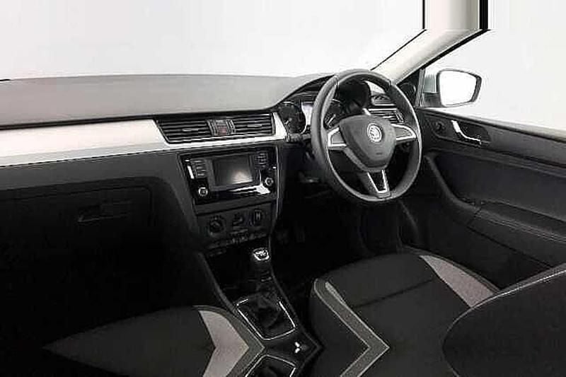 Used Skoda Rapid SE 88 HP (64 kW) 2017 Brilliant silver metallic Hatchback