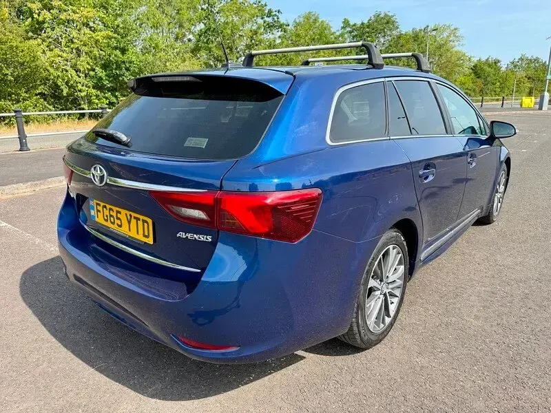 Used Toyota Avensis Business Edition 112 HP (82 kW) 2015 Blue Estate
