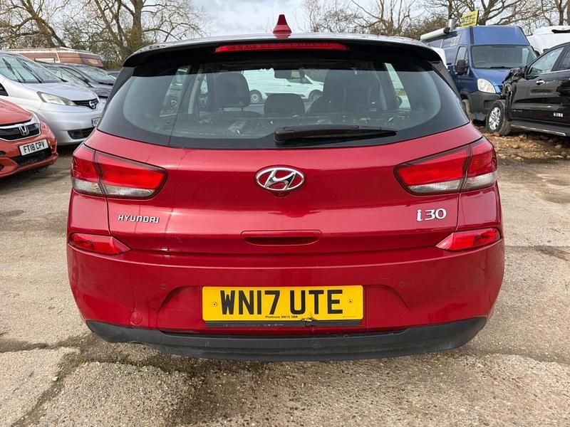 Used Hyundai i30 SE 120 HP (88 kW) 2017 Red Hatchback