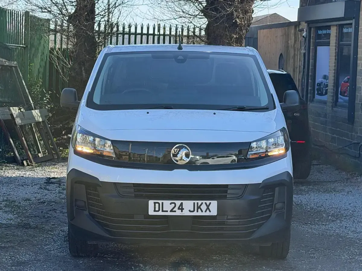 Used Vauxhall Vivaro 143 HP (105 kW) 2024 White MPV