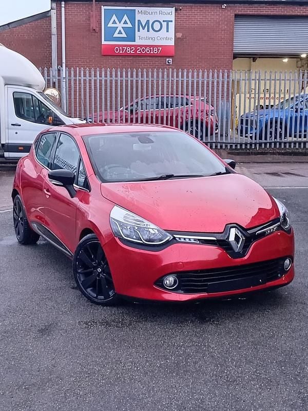 Used Renault Clio IV Dynamique 2015 Red Hatchback