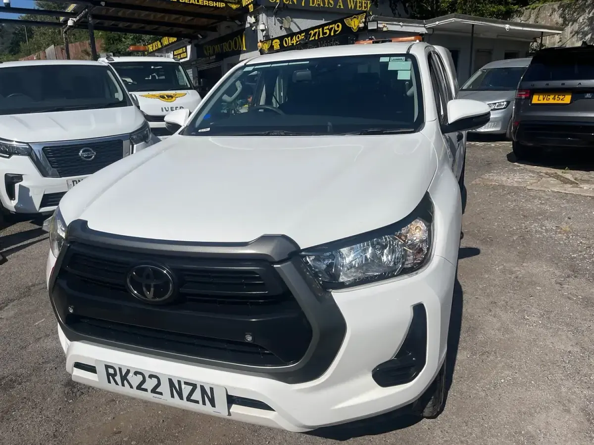Used Toyota HiLux Active 150 HP (110 kW) 2022 White Pickup