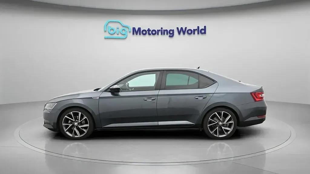 Gebraucht Skoda Superb SportLine 150 PS (110 kW) 2018 Grau Kleinwagen