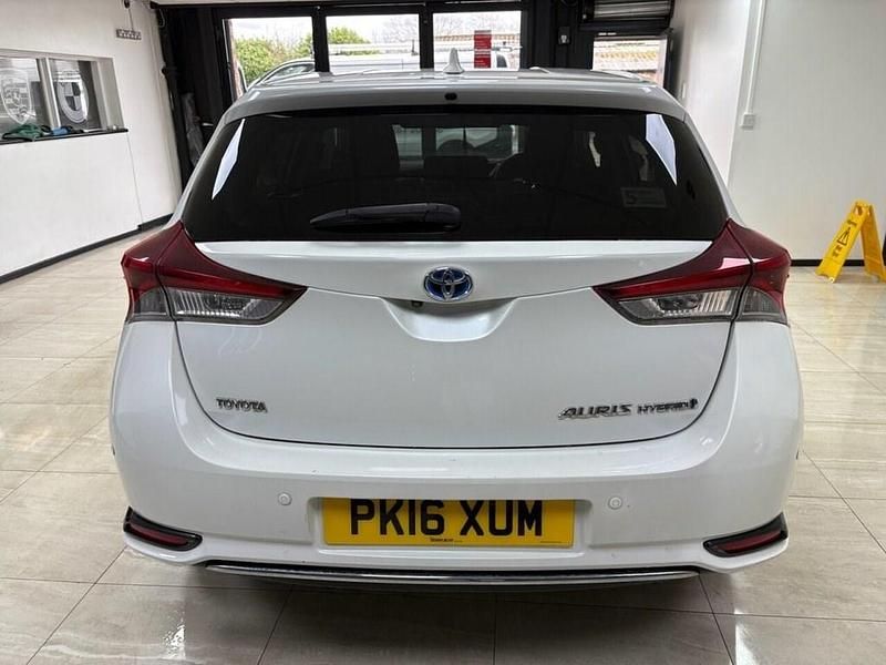 Used Toyota Auris Hybrid Design 136 HP (100 kW) 2016 White Hatchback