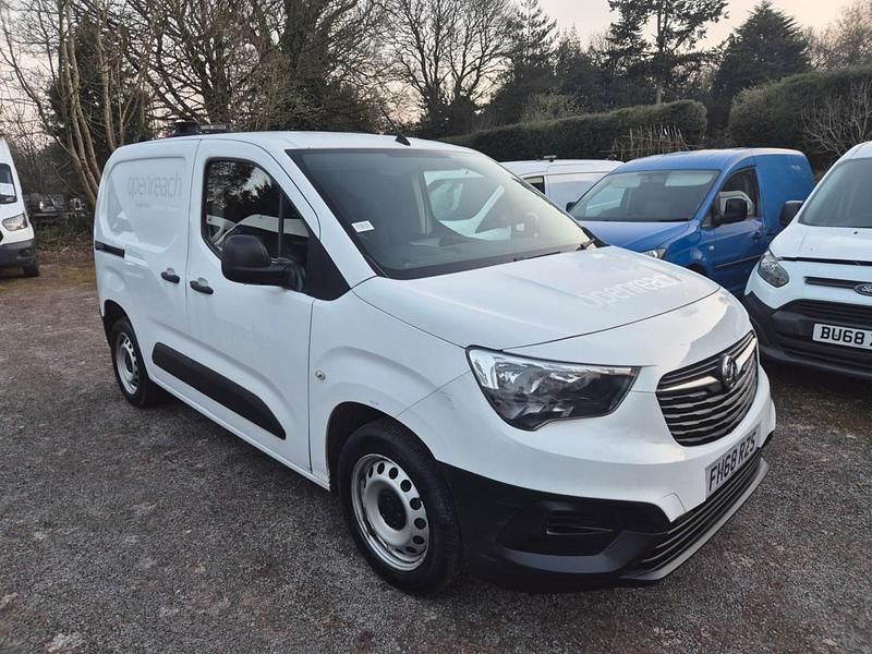 Used Vauxhall Combo Edition 100 HP (73 kW) 2019 White MPV